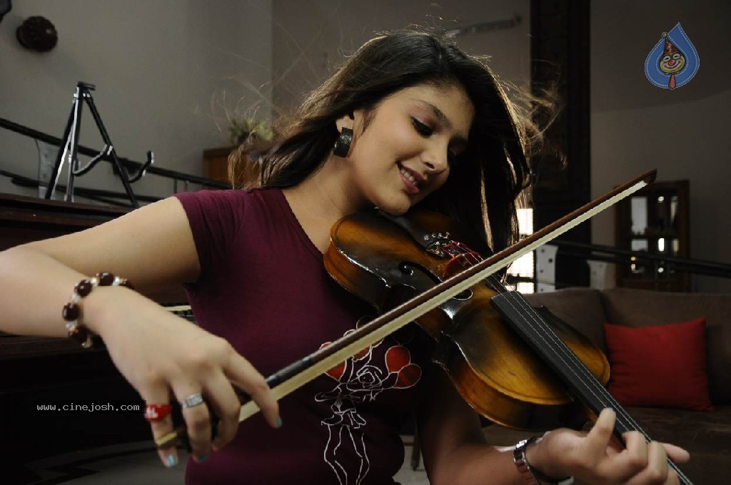 Nee Naan Nizhal Tamil Movie Stills - 8 / 67 photos