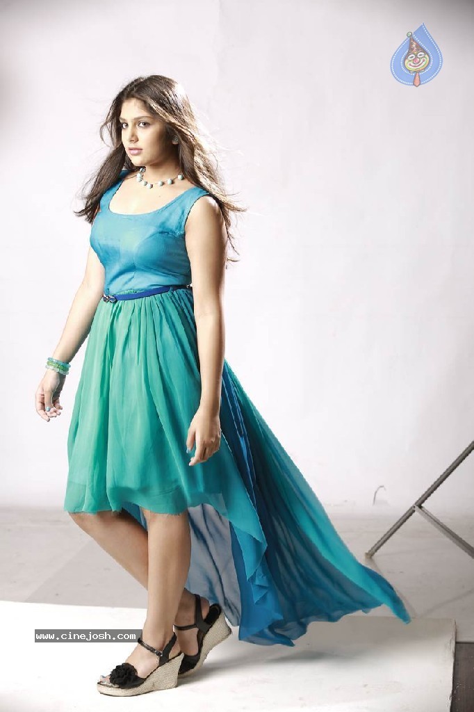Nee Naan Nizhal Tamil Movie Stills - 16 / 67 photos