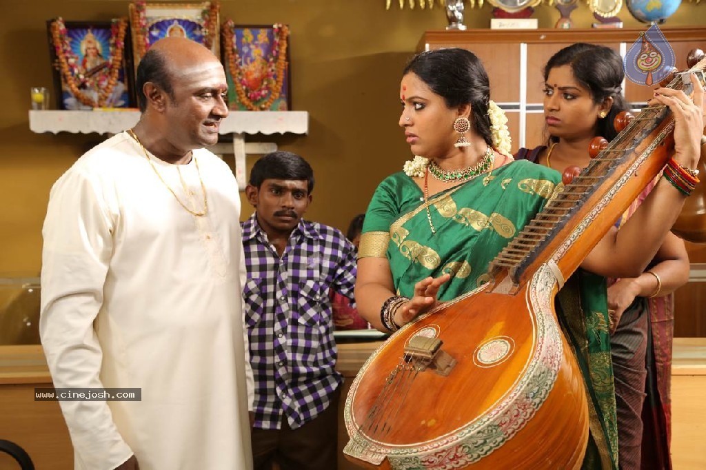 Nee Naan Nizhal Tamil Movie Stills - 49 / 67 photos