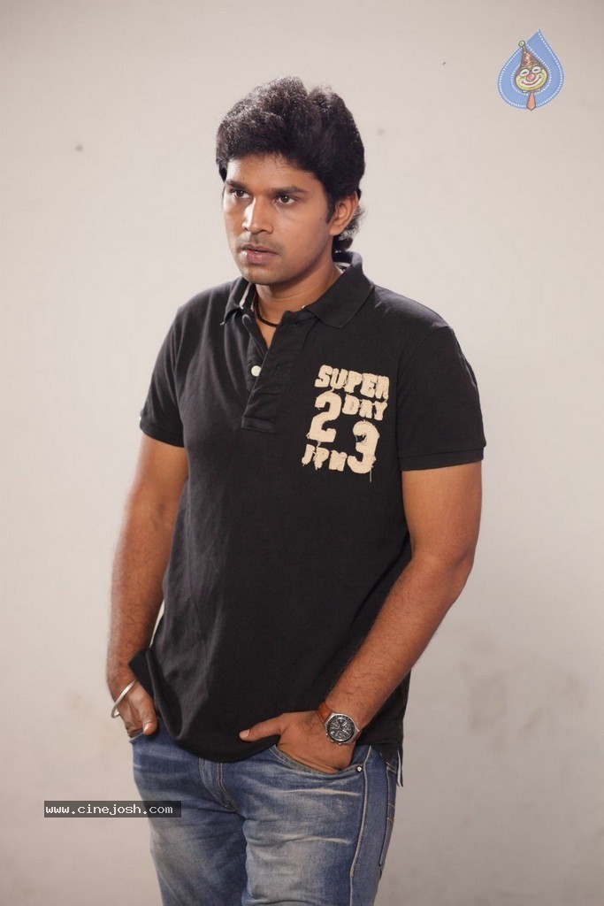 Neerayutham Tamil Movie Stills - 18 / 45 photos