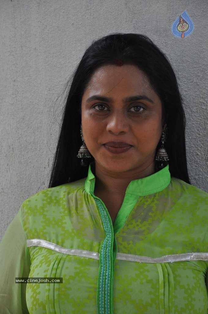 Nerungi Vaa Muthamidathe Tamil Movie Stills - 1 / 108 photos