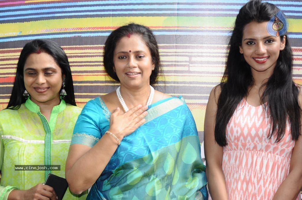 Nerungi Vaa Muthamidathe Tamil Movie Stills - 2 / 108 photos