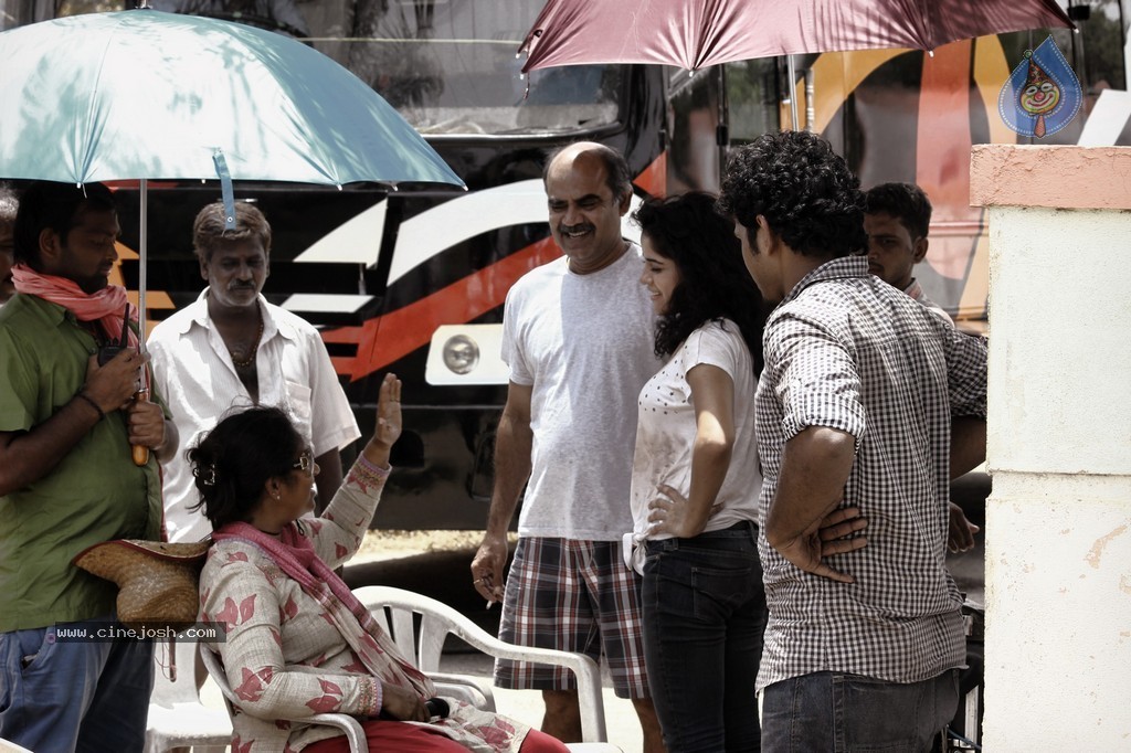 Nerungi Vaa Muthamidathe Tamil Movie Stills - 15 / 108 photos