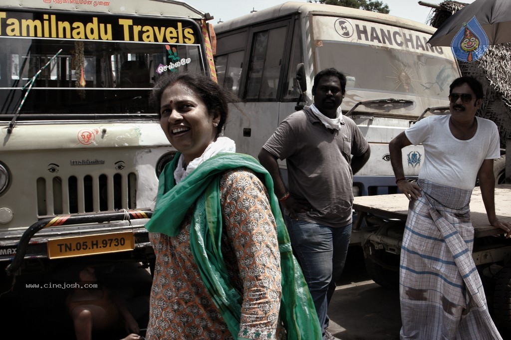 Nerungi Vaa Muthamidathe Tamil Movie Stills - 27 / 108 photos