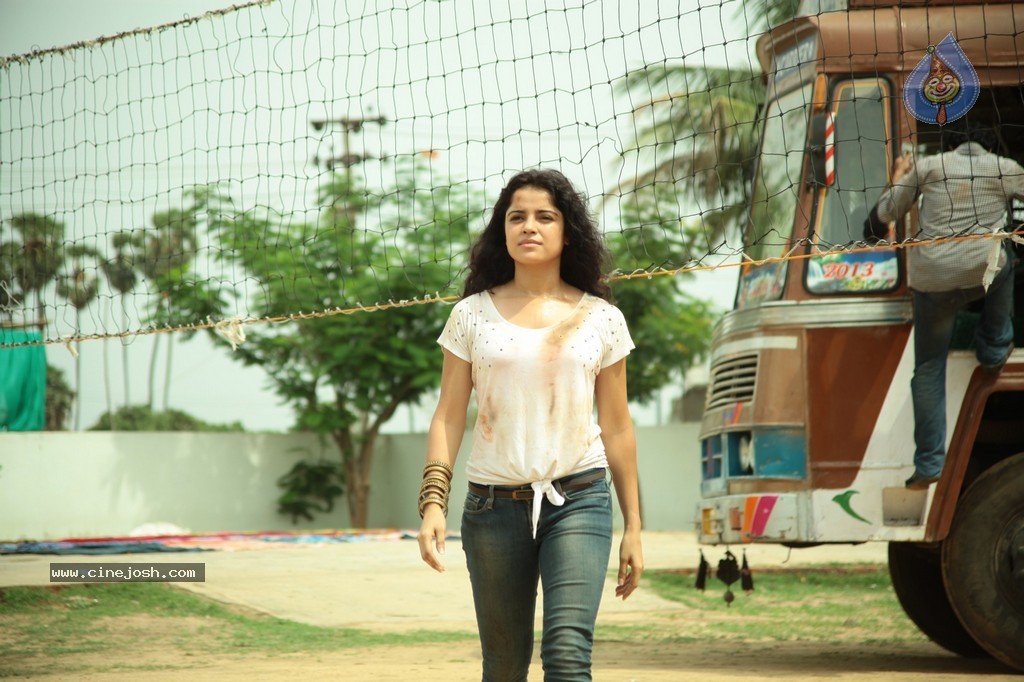 Nerungi Vaa Muthamidathe Tamil Movie Stills - 36 / 108 photos