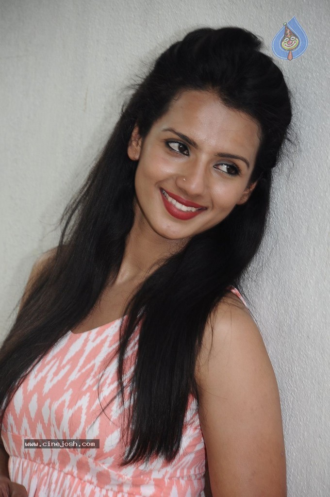 Nerungi Vaa Muthamidathe Tamil Movie Stills - 45 / 108 photos