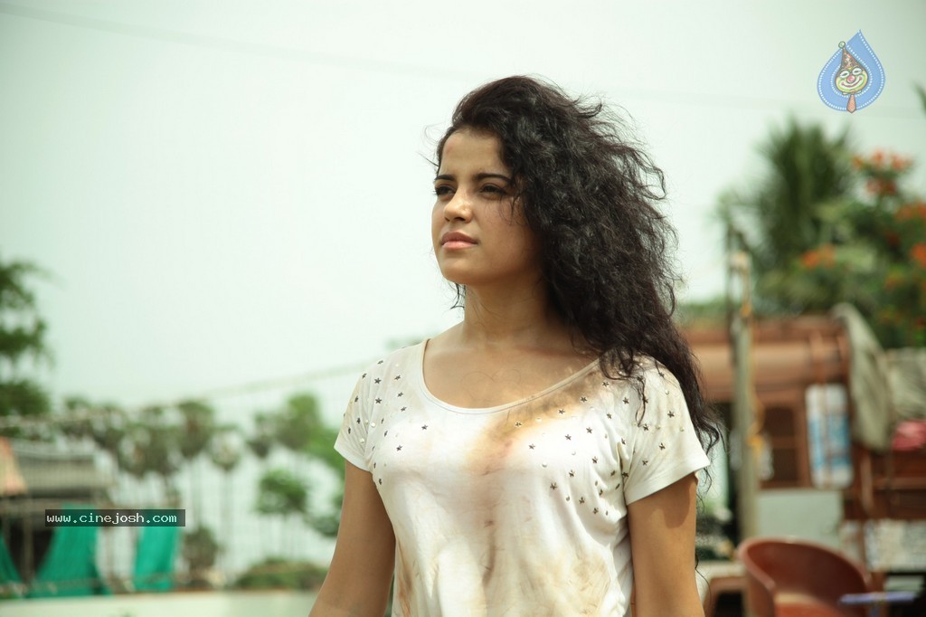Nerungi Vaa Muthamidathe Tamil Movie Stills - 49 / 108 photos