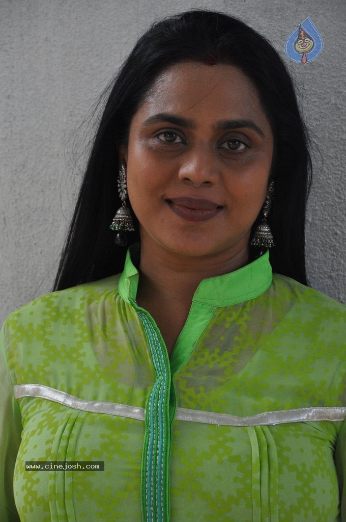Nerungi Vaa Muthamidathe Tamil Movie Stills - 55 / 108 photos