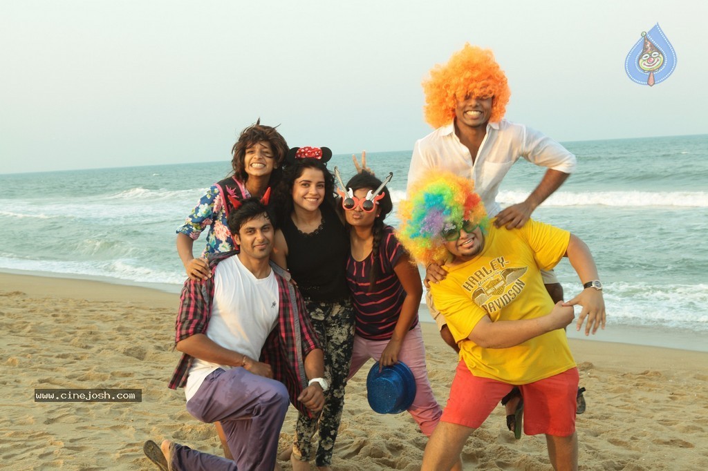 Nerungi Vaa Muthamidathe Tamil Movie Stills - 58 / 108 photos