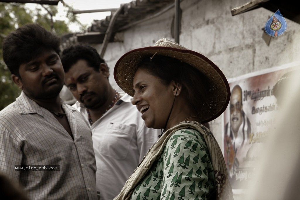 Nerungi Vaa Muthamidathe Tamil Movie Stills - 61 / 108 photos