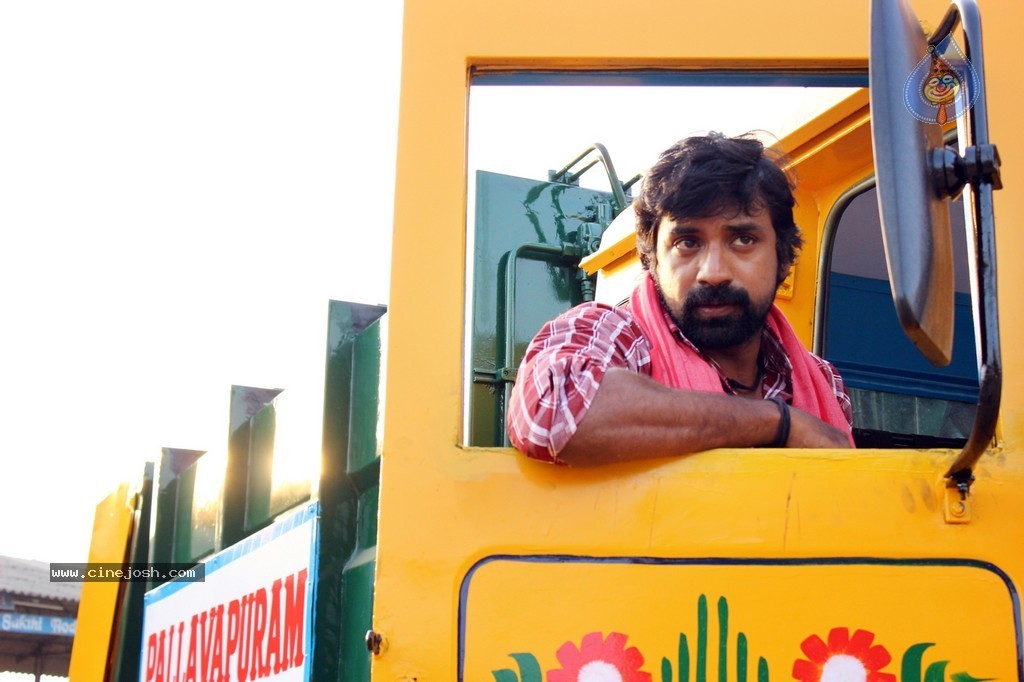 Nerungi Vaa Muthamidathe Tamil Movie Stills - 67 / 108 photos