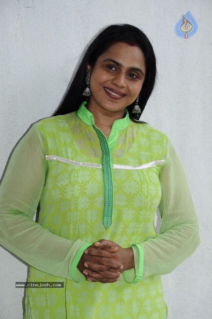 Nerungi Vaa Muthamidathe Tamil Movie Stills - 72 / 108 photos
