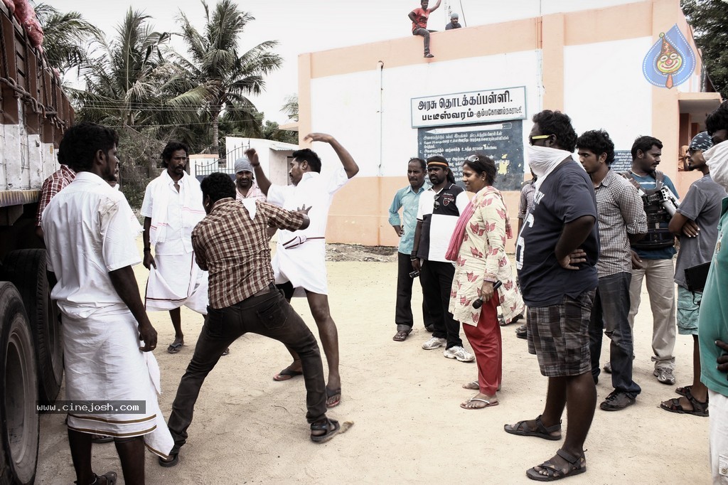 Nerungi Vaa Muthamidathe Tamil Movie Stills - 80 / 108 photos