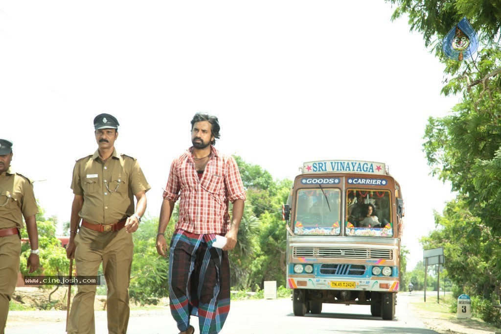 Nerungi Vaa Muthamidathe Tamil Movie Stills - 85 / 108 photos