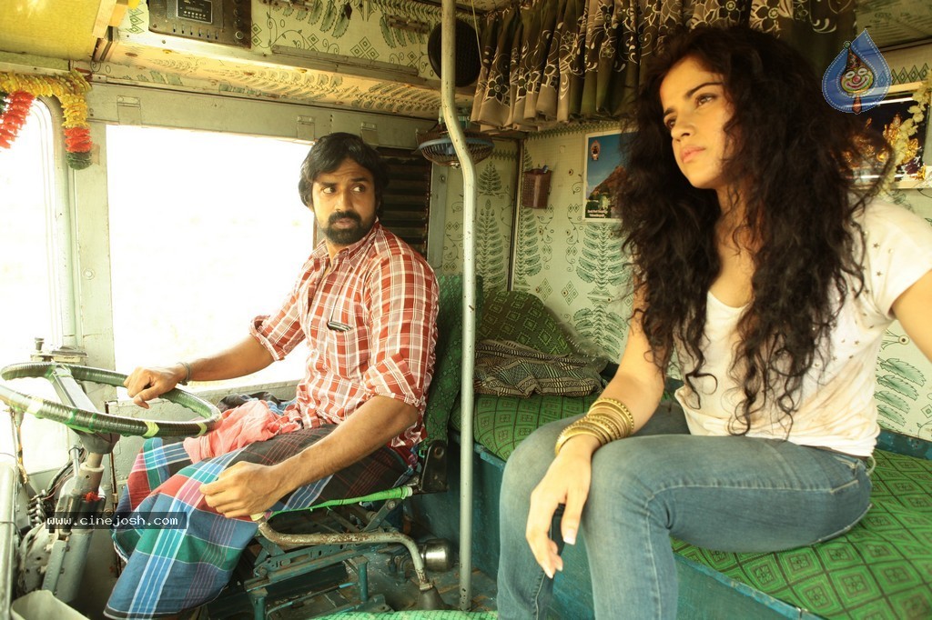 Nerungi Vaa Muthamidathe Tamil Movie Stills - 94 / 108 photos