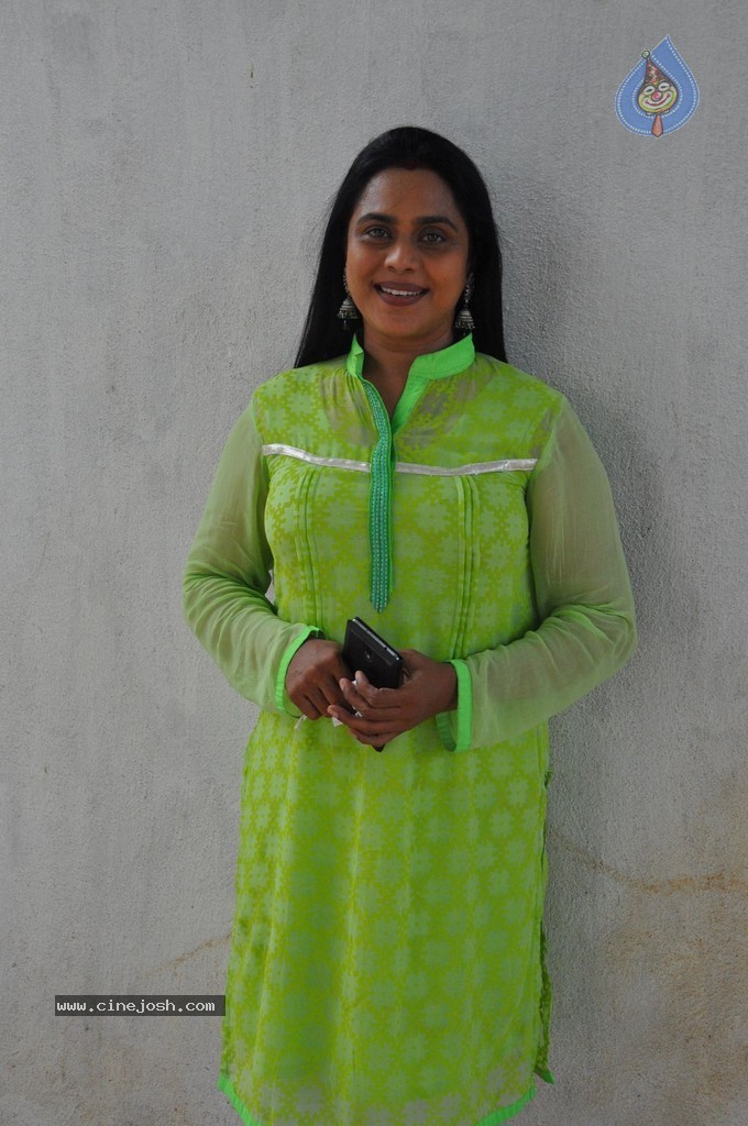 Nerungi Vaa Muthamidathe Tamil Movie Stills - 96 / 108 photos
