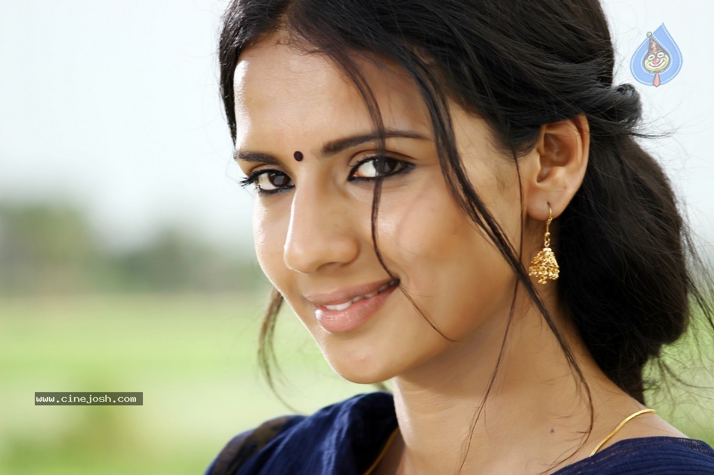 Nerungi Vaa Muthamidathe Tamil Movie Stills - 106 / 108 photos