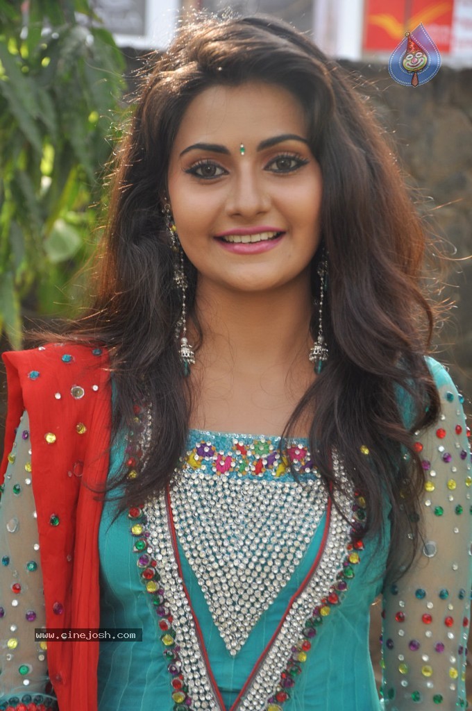 Netru Indru Tamil Movie Hot Stills - 36 / 62 photos