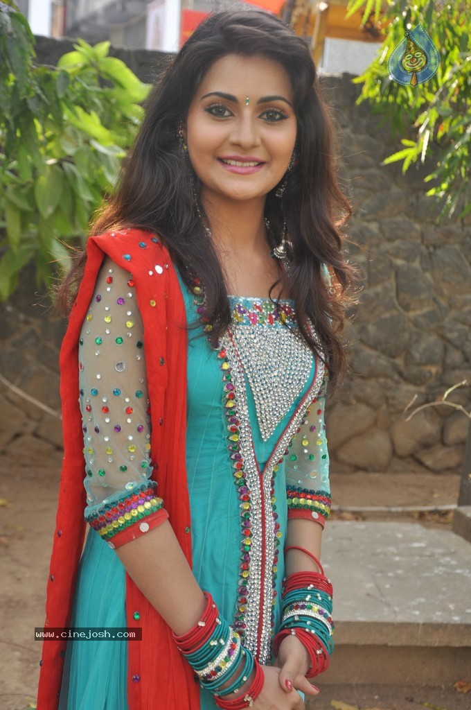 Netru Indru Tamil Movie Hot Stills - 47 / 62 photos