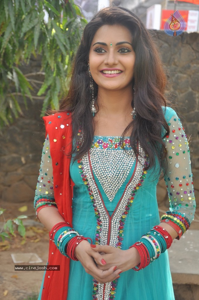 Netru Indru Tamil Movie Hot Stills - 60 / 62 photos