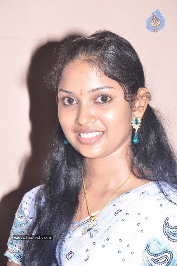Nila Meethu Kadhal Tamil Movie Stills - 7 / 58 photos