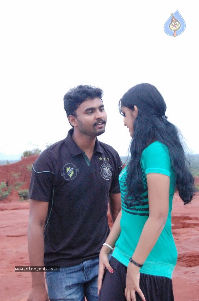 Nila Meethu Kadhal Tamil Movie Stills - 32 / 58 photos