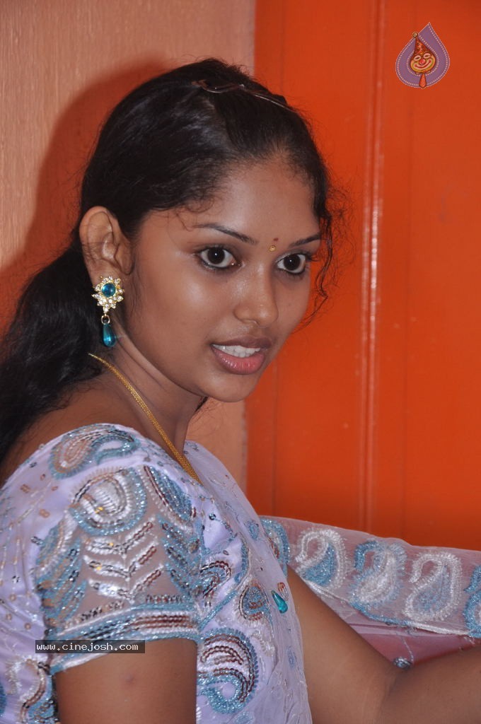 Nila Meethu Kadhal Tamil Movie Stills - 38 / 58 photos