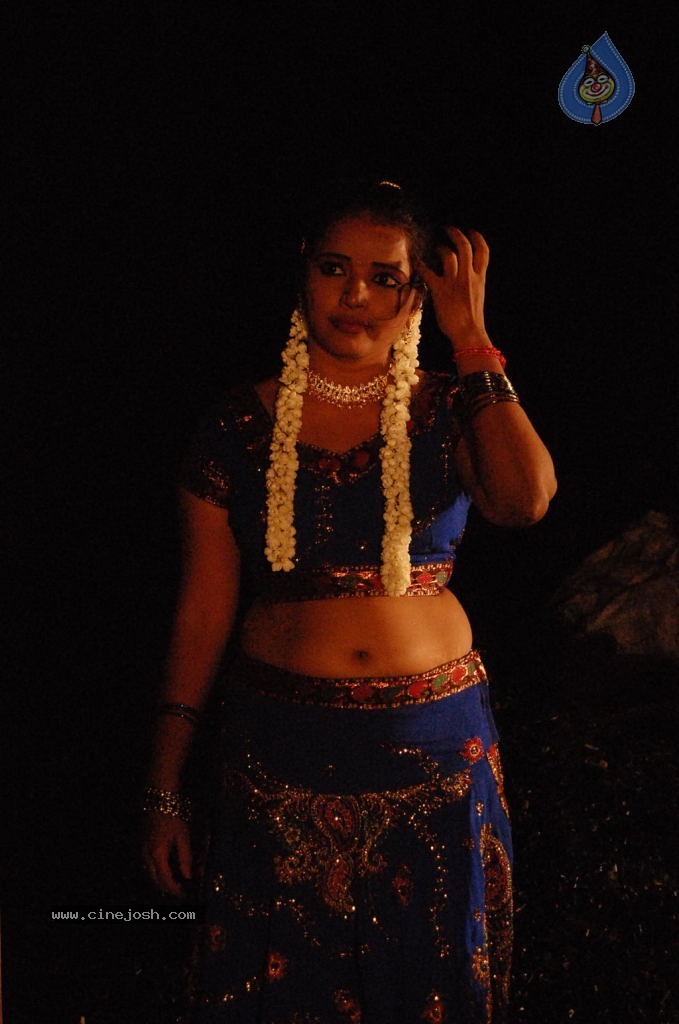 Nila Meethu Kadhal Tamil Movie Stills - 43 / 58 photos