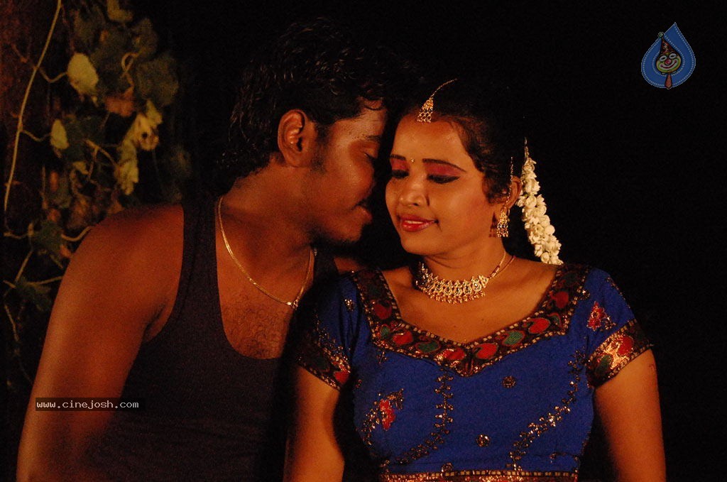 Nila Meethu Kadhal Tamil Movie Stills - 49 / 58 photos