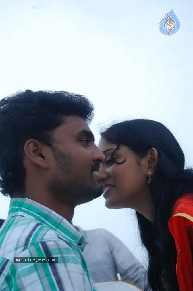 Nila Meethu Kadhal Tamil Movie Stills - 52 / 58 photos