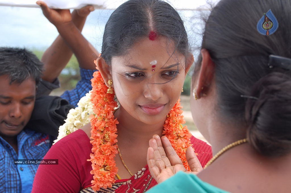 Nila Methu Kathal Tamil Movie Hot Stills - 49 / 70 photos