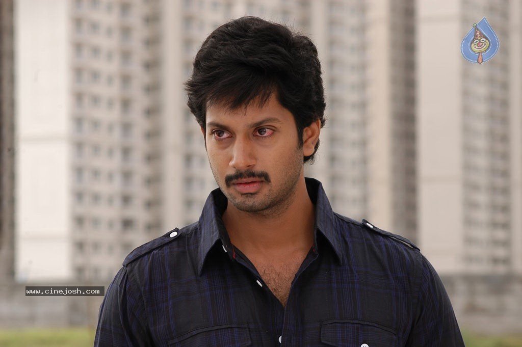 Ninaithathu Yaroo Tamil Movie Stills - 30 / 85 photos