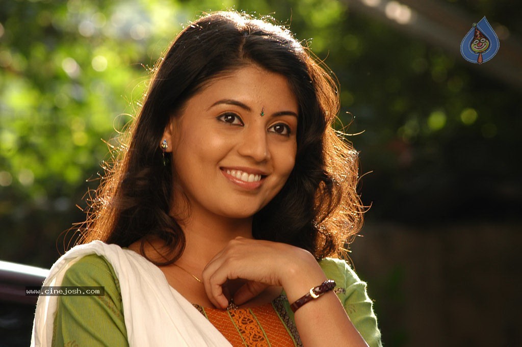 Ninaithathu Yaroo Tamil Movie Stills - 82 / 85 photos