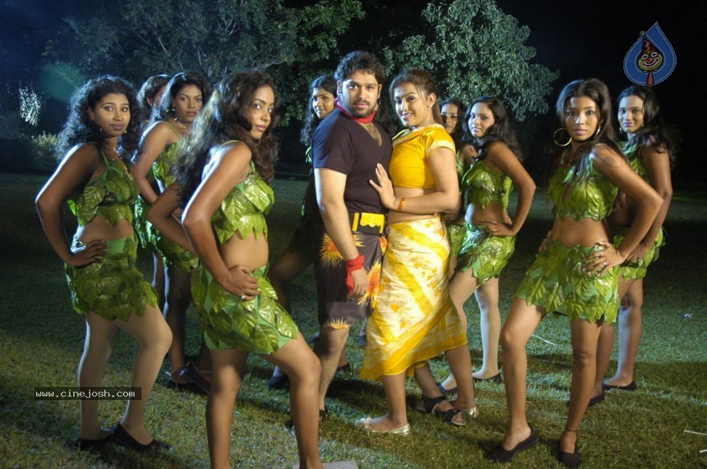 Ninaivil Nindraval Tamil Movie Stills - 27 / 124 photos