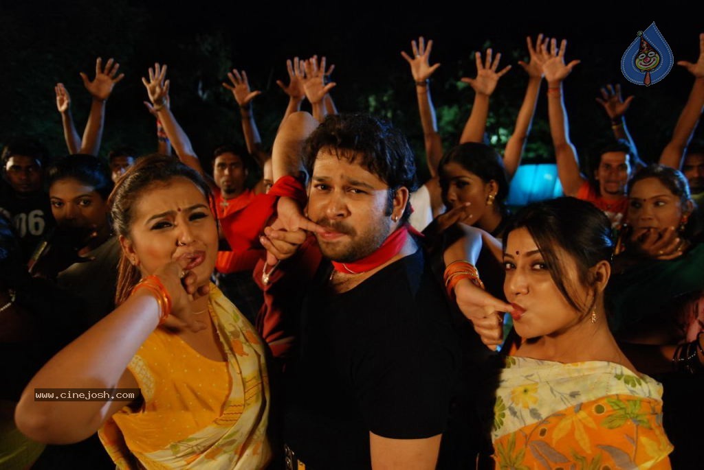 Ninaivil Nindraval Tamil Movie Stills - 46 / 124 photos