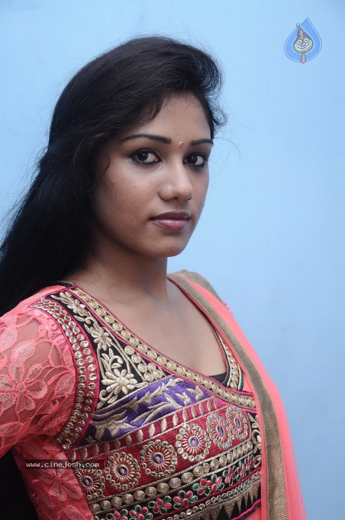Ninnaiye Radhiyendru Ninaikkindrenadi Tamil Movie Stills - 32 / 96 photos
