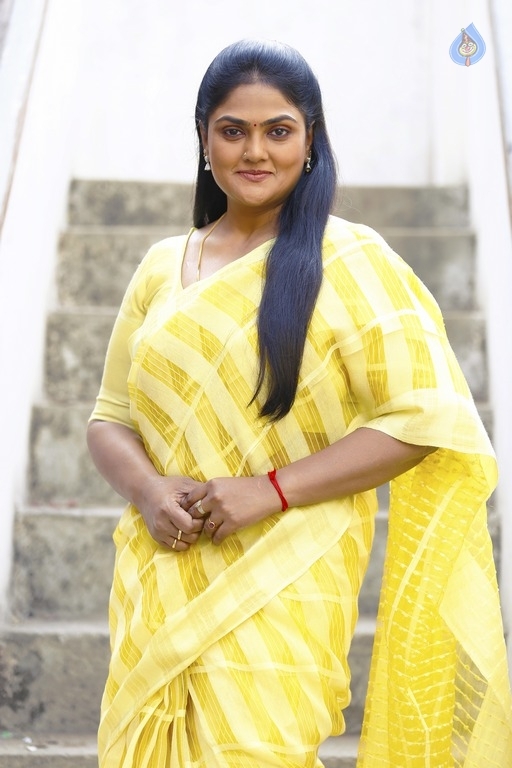 Nirosha in Nuvvu Thopu Raa Movie Photo 4 of 6
