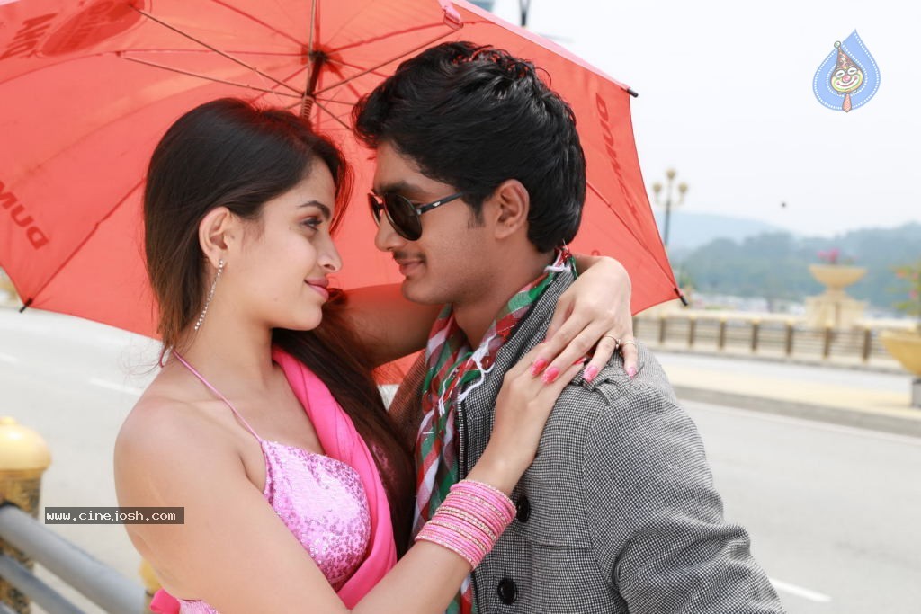 Nuvve Naa Bangaram Movie Pics - 12 / 13 photos