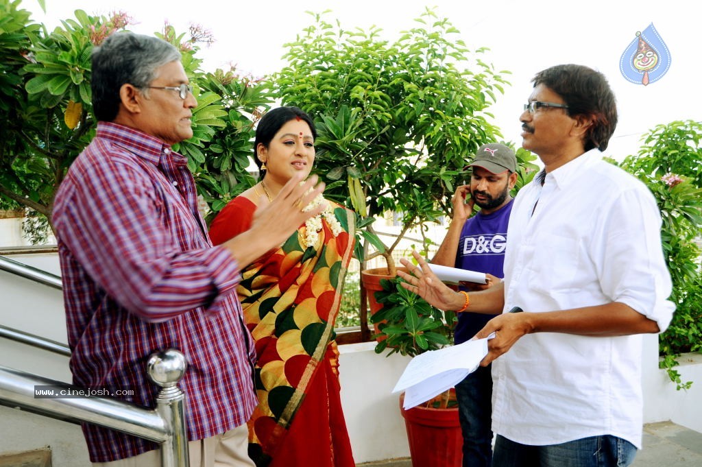 Nuvve Naa Bangaram Stills n Walls - 29 / 53 photos