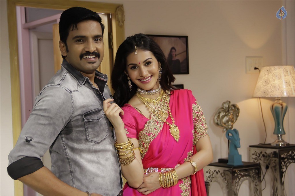 Odi Odi Uzhaikkanum Tamil Film Photos - 1 / 10 photos