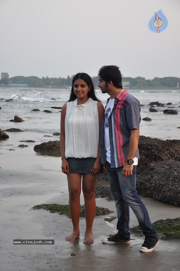 Oduthalam Tamil Movie Hot Stills - 21 / 29 photos
