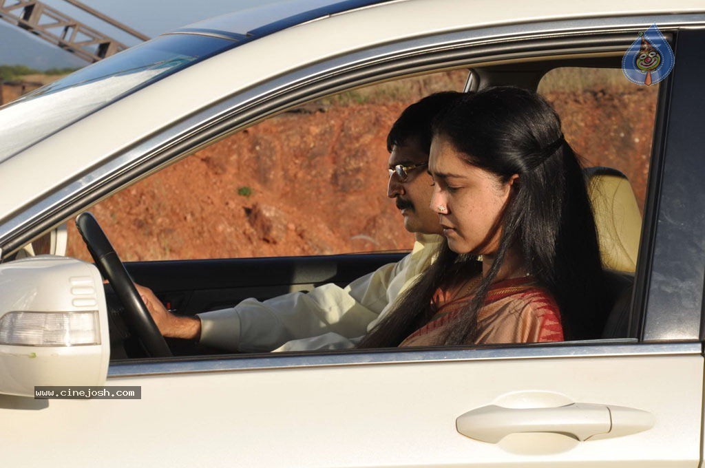Oduthalam Tamil Movie Stills - 16 / 67 photos