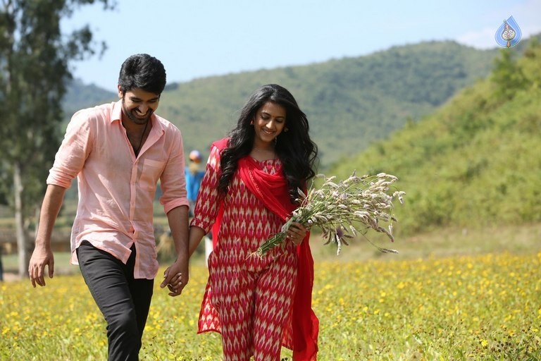 Oka Manasu Movie Photos - 21 / 34 photos