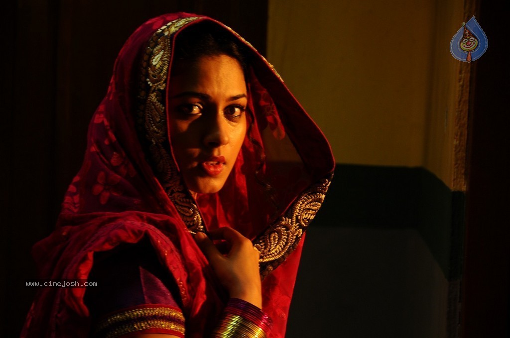 Oka Rathrilo Iddaru Ammayilu Movie Stills - 1 / 21 photos