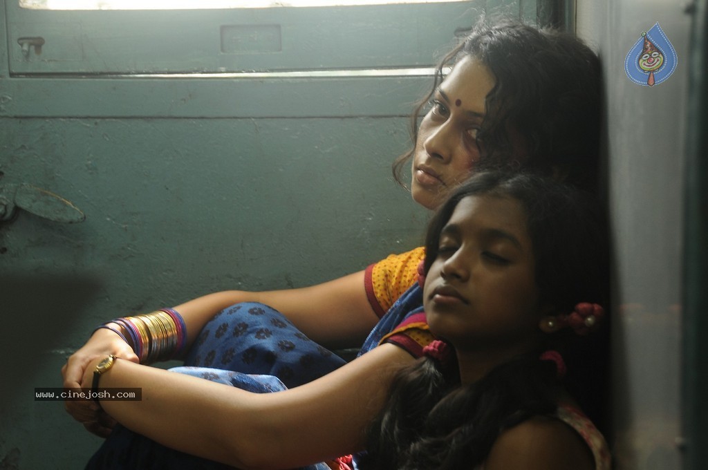 Oka Rathrilo Iddaru Ammayilu Movie Stills - 13 / 21 photos