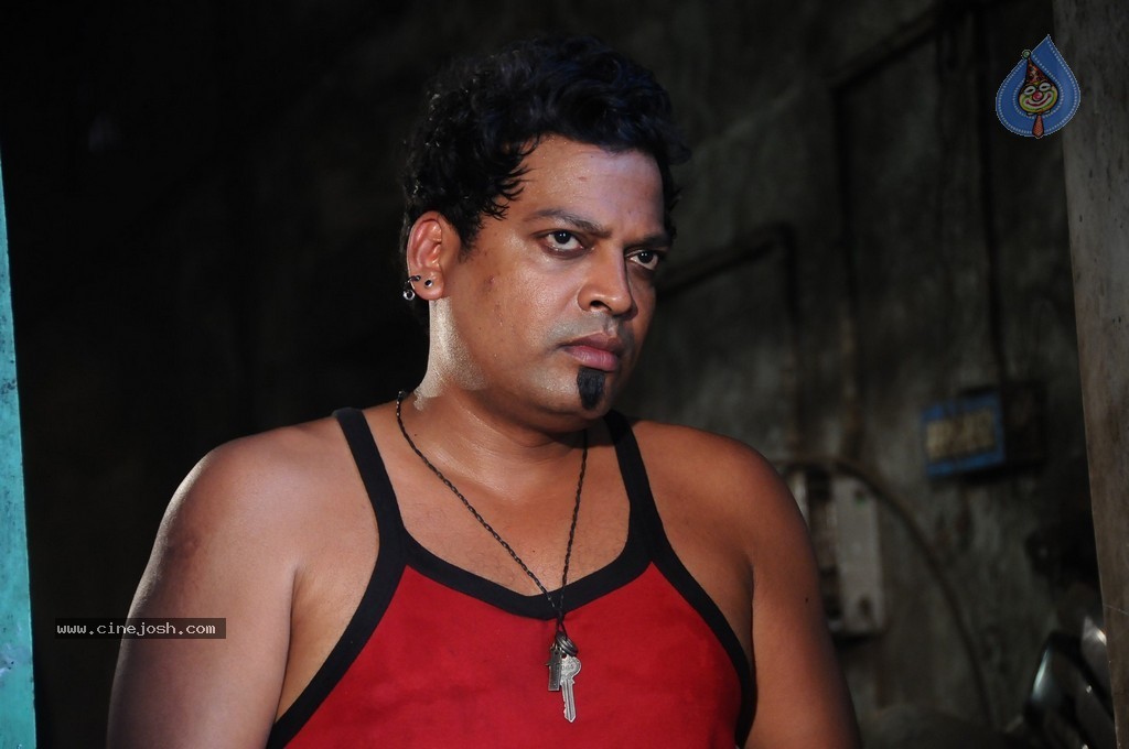 Oka Rathrilo Iddaru Ammayilu Movie Stills - 16 / 21 photos