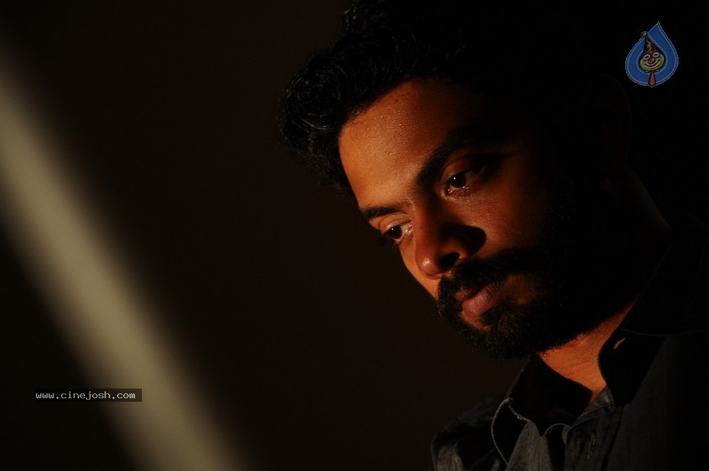 Oka Rathrilo Iddaru Ammayilu Movie Stills - 21 / 21 photos