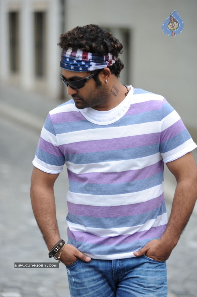 Oosaravelli Movie Stills Gallery - 12 / 18 photos