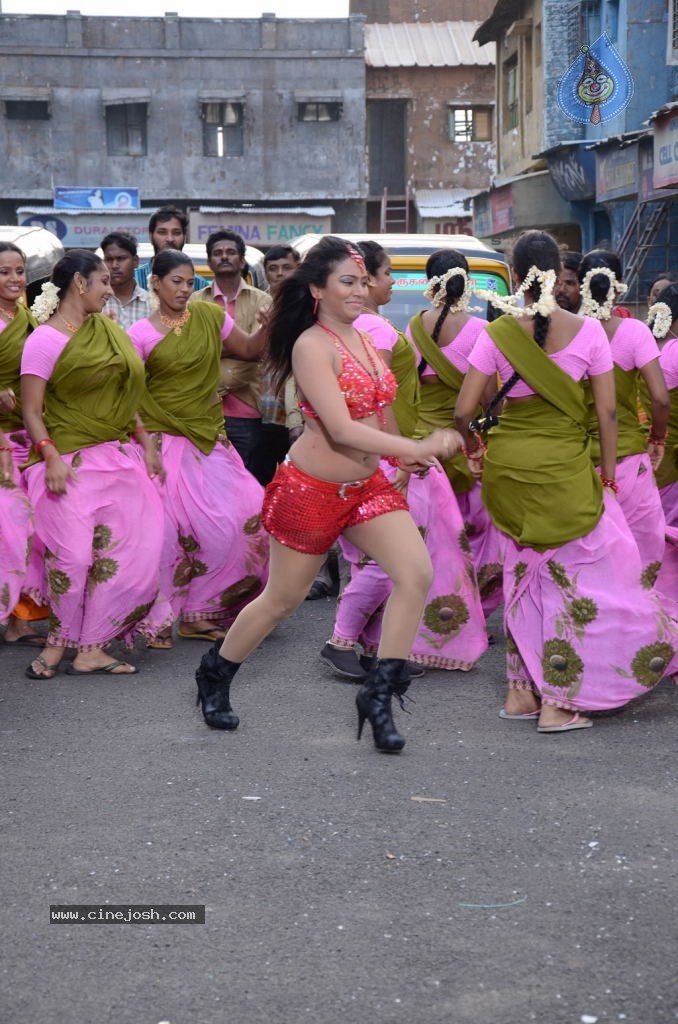 Oru Nadigayin Vakku Moolam Tamil Movie Gallery - 42 / 72 photos