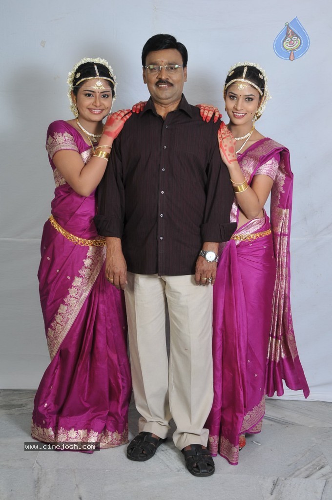 Oruvar Meethu Oruvar Sainthu Tamil Movie Stills - 13 / 77 photos